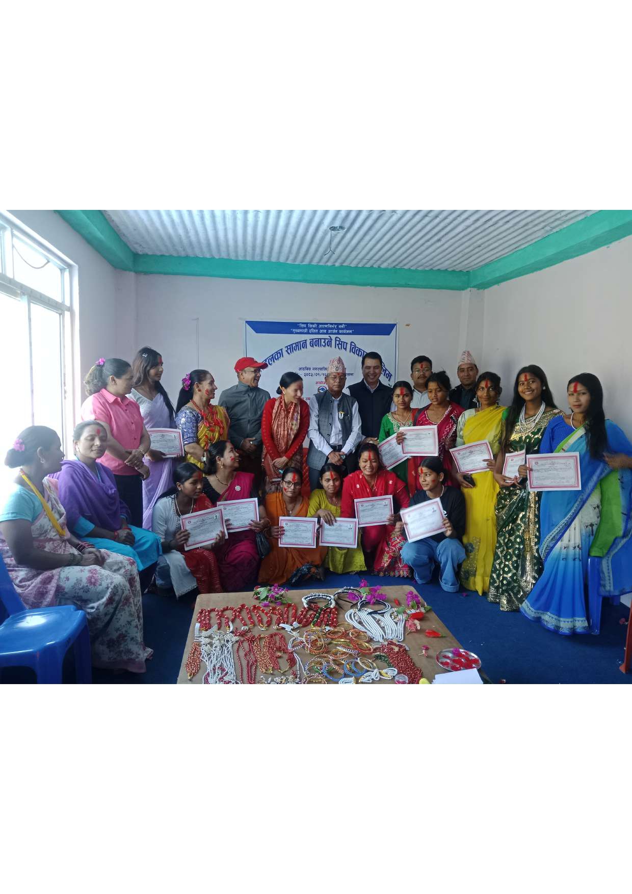 क्रिष्टलका गहना आठबिस
